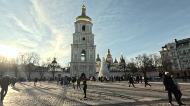 KYIV, UKRAINE - 2 Ocak 2025: İnsanlar hava saldırısı alarmından hemen önce St.Sophia Katedrali yakınlarındaki Noel ağacının etrafında yürüyorlar