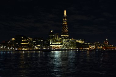 LONDON, İngiltere - 26 Kasım 2017: Londra 'nın ünlü Çömlek Parçası gökdeleni, ayrıca Çömlek Londra Köprüsü ve çevresindeki diğer binalar ve Thames nehri manzarası