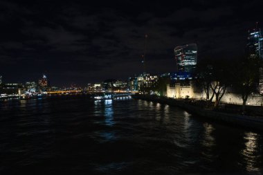 Londra, İngiltere - 26 Kasım 2017: Thames Nehri 'nin kuzey kıyısındaki tarihi bir şato olan Londra Kulesi' nin gece manzarası