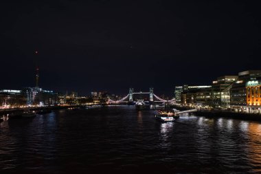 LONDON, İngiltere - 26 Kasım 2017: Tower Bridge ile Londra şehrinin gece manzarası