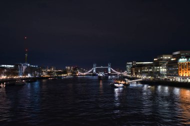 LONDON, İngiltere - 26 Kasım 2017: Tower Bridge ile Londra şehrinin gece manzarası