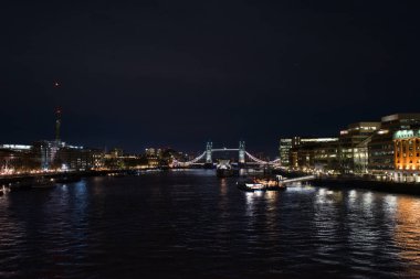 LONDON, İngiltere - 26 Kasım 2017: Tower Bridge ile Londra şehrinin gece manzarası