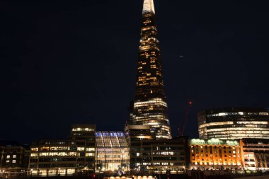 LONDON, İngiltere - 26 Kasım 2017: Çömlek Londra Köprüsü ve çevresindeki diğer binalar olarak da bilinen ünlü bir Parça Parçası gökdeleni ile Londra 'nın gece şehri