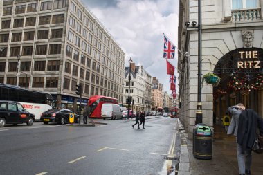 LONDON, İngiltere - 27 Kasım 2017: Londra sokakları, Ritz Oteli, yoldan geçen insanlar