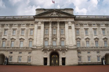 Londra, İngiltere - 27 Kasım 2017: Sonbahar günü Buckingham Sarayı 'nın dışındaki muhafızlar