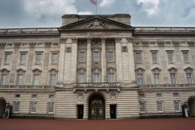 Londra, İngiltere - 27 Kasım 2017: Sonbahar günü Buckingham Sarayı 'nın dışındaki muhafızlar