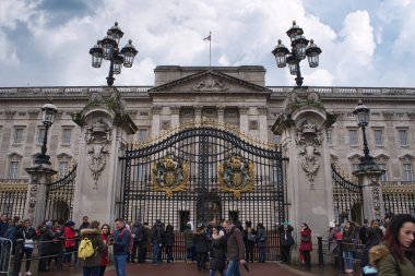 Londra, İngiltere - 27 Kasım 2017: Kasvetli bir günde Buckingham Sarayı 'nın ana kapısının önünde duran turistler