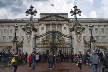 Londra, İngiltere - 27 Kasım 2017: Kasvetli bir günde Buckingham Sarayı 'nın ana kapısının önünde duran turistler