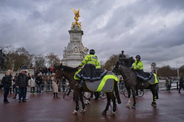 Londra, İngiltere - 27 Kasım 2017: Kasvetli bir günde Başkent Polis Teşkilatı 'nın Turist ve Atlı Polis Teşkilatı Buckingham Sarayı önünde toplandı 