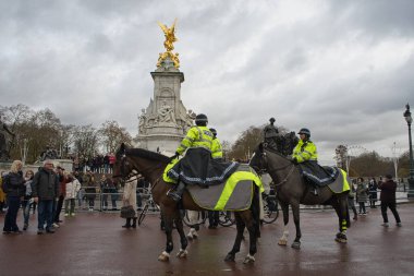 Londra, İngiltere - 27 Kasım 2017: Kasvetli bir günde Başkent Polis Teşkilatı 'nın Turist ve Atlı Polis Teşkilatı Buckingham Sarayı önünde toplandı 