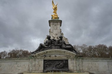 Londra, İngiltere - 27 Kasım 2017: Buckingham Sarayı önünde Kraliçe Victoria (1911) İmparatorluk anıt Kraliçe Victoria, yaklaşık 64 yıldır hüküm süren onuruna inşa edildi.