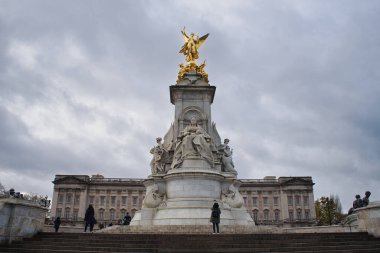 Londra, İngiltere - 27 Kasım 2017: Buckingham Sarayı önünde Kraliçe Victoria (1911) İmparatorluk anıt Kraliçe Victoria, yaklaşık 64 yıldır hüküm süren onuruna inşa edildi.