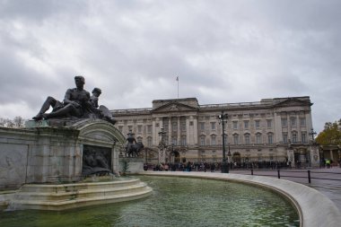 Londra, İngiltere - 27 Kasım 2017: Buckingham Sarayı önünde Kraliçe Victoria (1911) İmparatorluk anıt Kraliçe Victoria, yaklaşık 64 yıldır hüküm süren onuruna inşa edildi. 