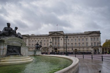 Londra, İngiltere - 27 Kasım 2017: Buckingham Sarayı önünde Kraliçe Victoria (1911) İmparatorluk anıt Kraliçe Victoria, yaklaşık 64 yıldır hüküm süren onuruna inşa edildi. 