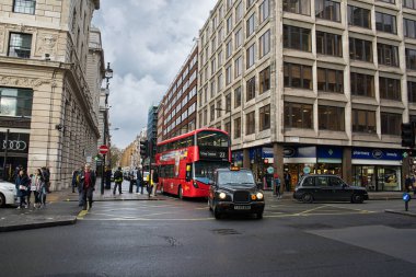 Londra, İngiltere - 27 Kasım 2017: Londra cityscape tipik kırmızı çift katlı otobüs ve siyah taksi