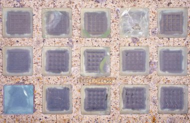 Londra, İngiltere - 27 Kasım 2017: Tipik cam blok Bodrum aydınlatma için belirlenmiş yerde