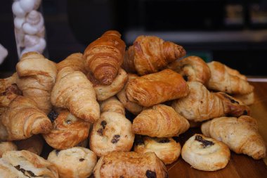 Bir kafedeki kruvasan ve diğer fırınlar.