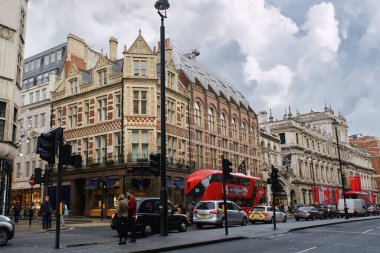 LONDON, İngiltere - 27 Kasım 2017: Tipik kırmızı çift katlı otobüs, arabalar ve siyah taksiyle Londra şehir manzarası