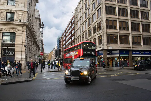 Londra, İngiltere - 27 Kasım 2017: Londra cityscape tipik kırmızı çift katlı otobüs ve siyah taksi