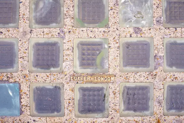 Londra, İngiltere - 27 Kasım 2017: Tipik cam blok Bodrum aydınlatma için belirlenmiş yerde