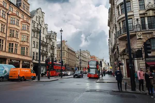LONDON, İngiltere - 27 Kasım 2017: Tipik kırmızı çift katlı otobüs, arabalar ve siyah taksiyle Londra şehir manzarası