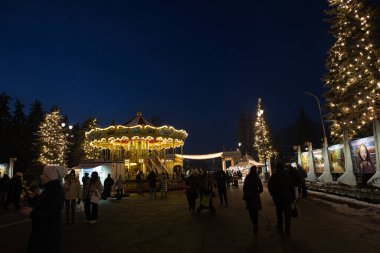 KYIV, UKRAINE - 12 Ocak 2025 VDNG sergisi 'Kış Ülkesi' nde aydınlatılmış Venedik Atlıkarıncası 