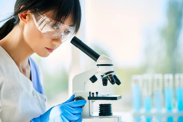 Portrait Asian Scientist Looking Microscope Working Medical Research Modern Laboratory — Stock Photo, Image