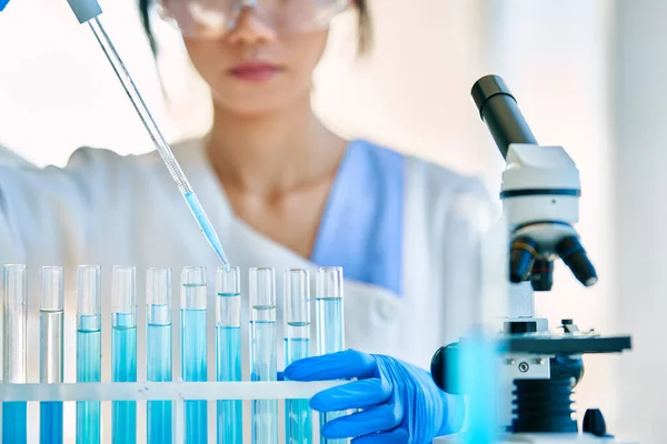 Testbuizen Met Vloeistof Modern Laboratorium Onderzoekwetenschapper Met Pipetafvulkolven Geneeskunde Biotechnologie — Stockfoto