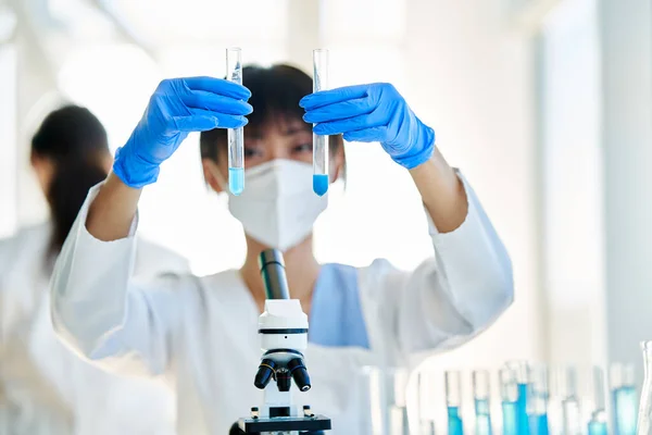 女科学家观察在现代研究实验室工作的试管中的液体 生物技术 微生物学发展 — 图库照片