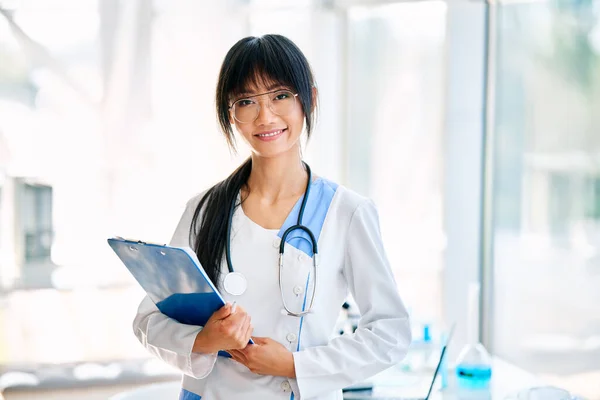 Uśmiechnięta Azjatycka Lekarka Witn Stetoskop Fartuchu Patrząca Kamerę Opieka Zdrowotna — Zdjęcie stockowe