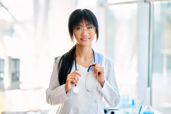 Sonriente Mujer Asiática Médico Witn Estetoscopio Usando Bata Laboratorio Mirando —  Fotos de Stock