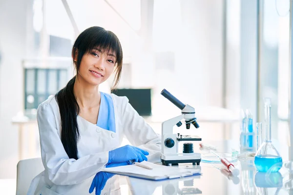 Lächelnde Asiatische Wissenschaftlerin Posiert Modernen Medizinischen Forschungslabor Neben Dem Mikroskop — Stockfoto