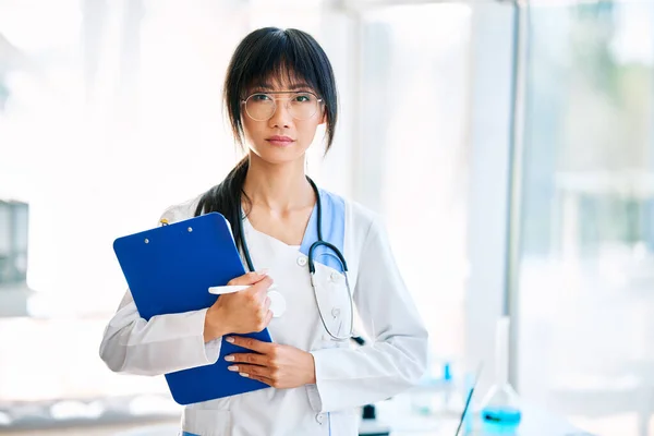 Zelfverzekerde Aziatische Vrouwelijke Arts Het Moderne Ziekenhuis Geneeskunde Beroep Gezondheidszorg — Stockfoto