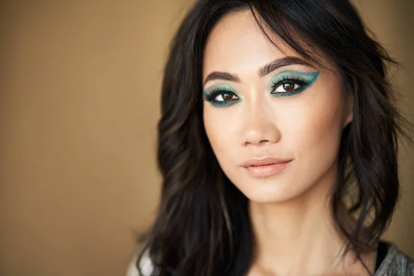 Retrato Bela Menina Asiática Modelo Com Cabelos Longos Maquiagem Brilhante — Fotografia de Stock