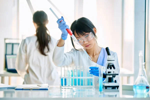 Female Scientist Making Microbiology Research Using Pipette Flask Test Tubes — Stock Photo, Image