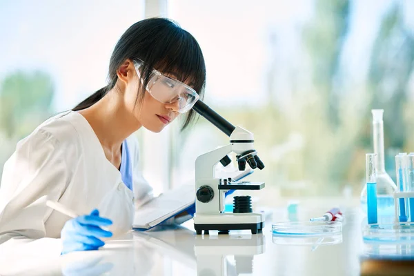 Wissenschaftler Die Modernen Medizinischen Forschungslabor Analyseinformationen Aufschreiben Medizin Biotechnologie Mikrobiologie — Stockfoto