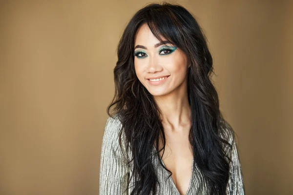 Pěkně Usměvavá Žena Krásný Asijský Model Jasným Make Dlouhé Vlasy — Stock fotografie