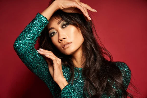 Vogue Estilo Close Retrato Bela Mulher Asiática Com Cabelos Longos — Fotografia de Stock
