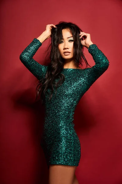 Junge Modefrau Mit Langen Lockigen Haaren Grünem Kleid Posiert Vor — Stockfoto