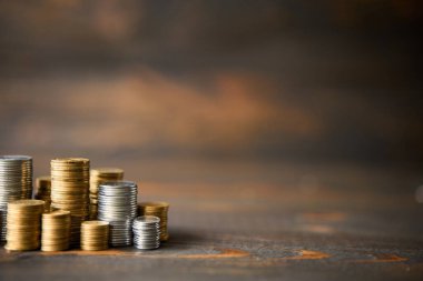 Tahta arka planda metin için fotokopi alanı olan bozuk paralar. Finans, bankacılık ve yatırım kavramı.