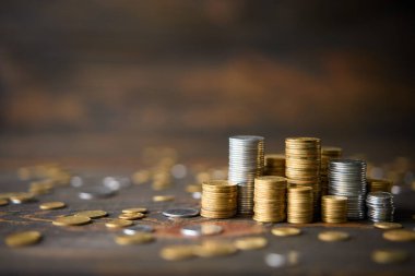 Tahta arka planda metin için fotokopi alanı olan bozuk paralar. Finans, bankacılık ve yatırım kavramı.