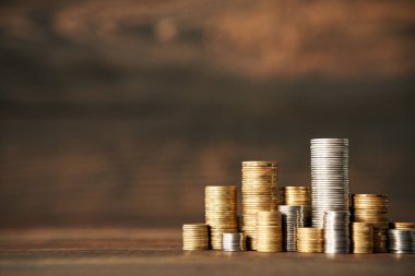 Tahta arka planda metin için fotokopi alanı olan bozuk paralar. Finans, bankacılık ve yatırım kavramı.