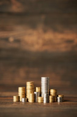 Tahta arka planda metin için fotokopi alanı olan bozuk paralar. Finans, bankacılık ve yatırım kavramı.