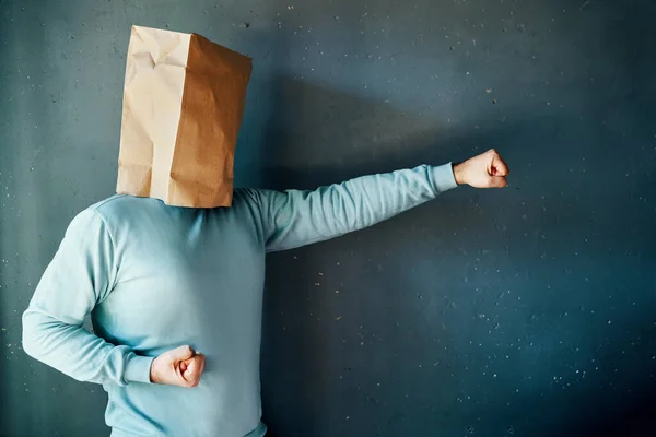 Tampilan Samping Pria Dengan Kantong Kertas Kepala Dengan Kepalan Tangan — Stok Foto