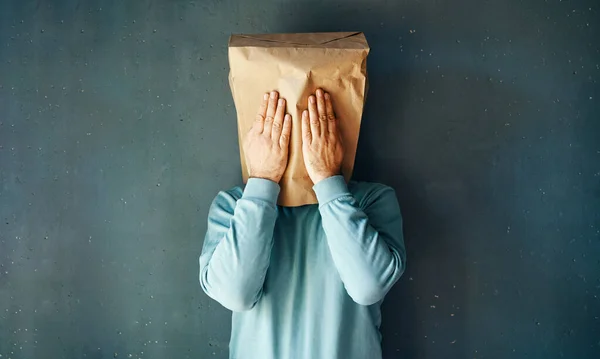 Άνθρωπος Μια Χάρτινη Σακούλα Στο Κεφάλι Καλύπτει Μάτια Και Δύο — Φωτογραφία Αρχείου