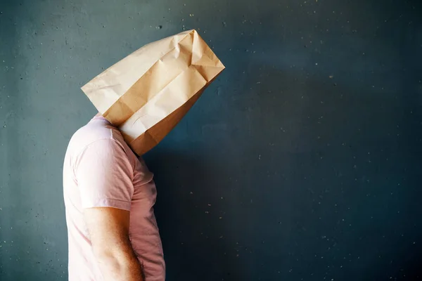 Kafasında Kağıt Torba Olan Üzgün Bir Adamın Profil Görüntüsü Arka — Stok fotoğraf