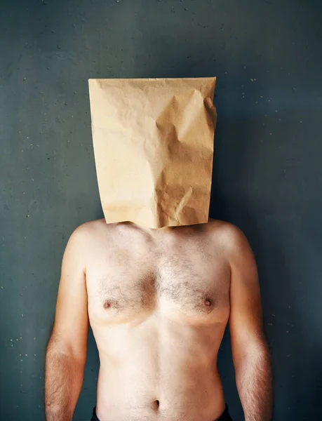 Mann Mit Papiertüte Auf Dem Kopf Steht Hemdlos Vor Grauem — Stockfoto