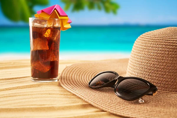 Relaxa Praia Conceito Férias Verão Chapéu Palha Óculos Sol Coquetel — Fotografia de Stock
