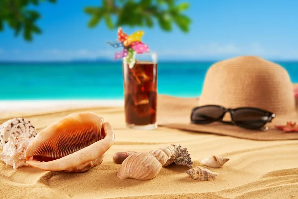 Relax Beach Summer Time Vacation Concept Straw Hat Sunglasses Cocktail — Stock Photo, Image