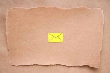 Sarı e-posta ikonlu el işi kartpostal, kağıt sanatı tarzı. Tebrik kartı, mektup, grunge kağıt geçmişi için davetiye. Düz konum, üst görünüm, kopyalama alanı